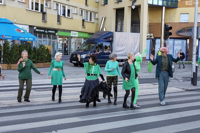 Seniorzy w zielonych strojach tańczyli w centrum miasta! 