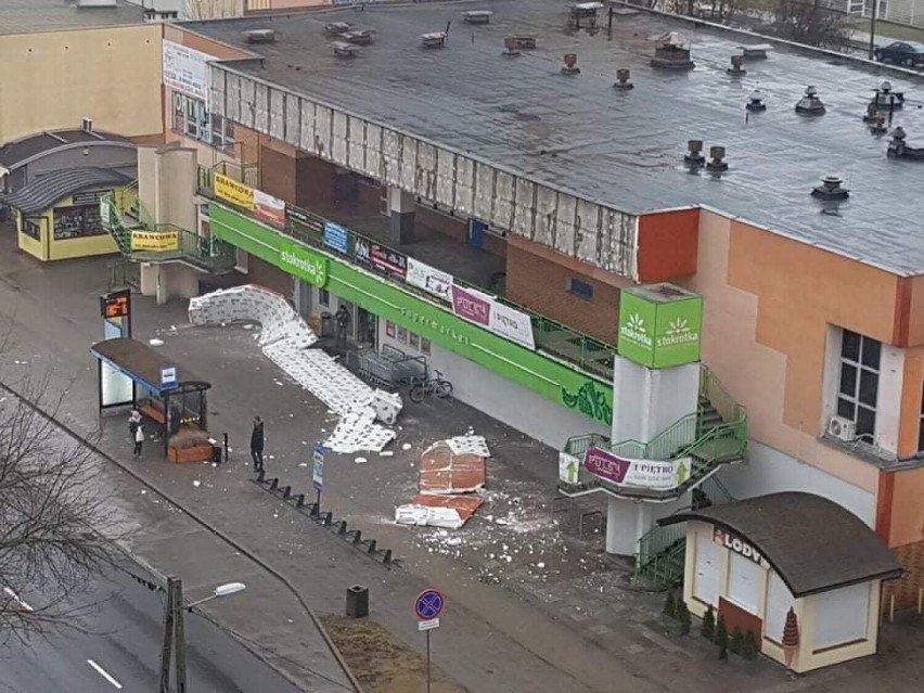 Elewacja budynku spadła na chodnik przy ulicy Kaliskiej we...