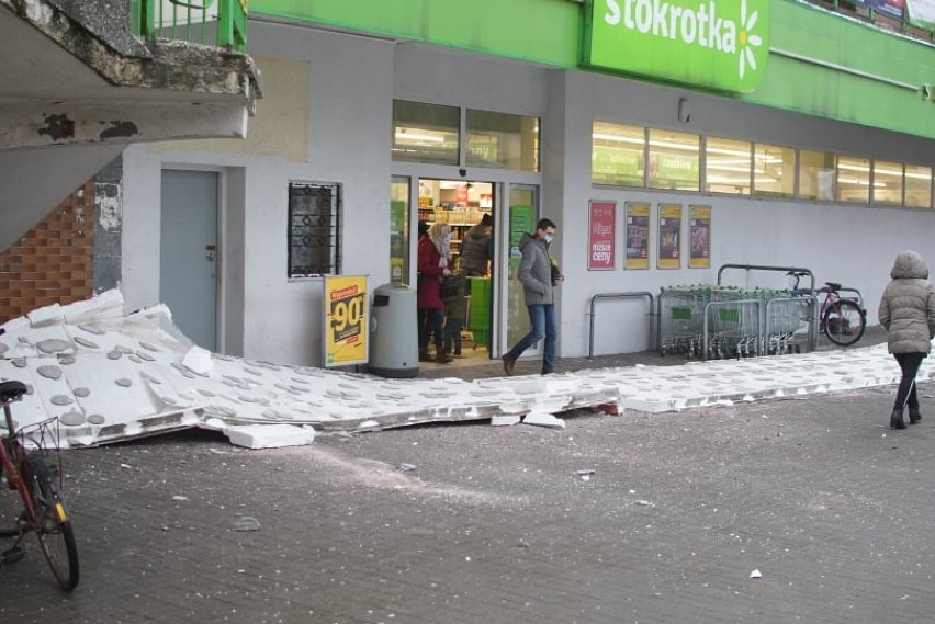 Elewacja budynku spadła na chodnik przy ulicy Kaliskiej we...