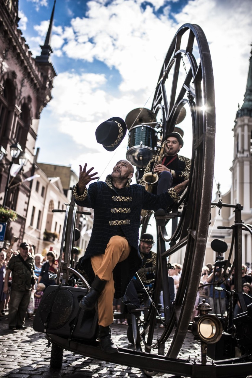 Zobacz także: Festiwal Teatrów Ulicznych: „Muare experience”...