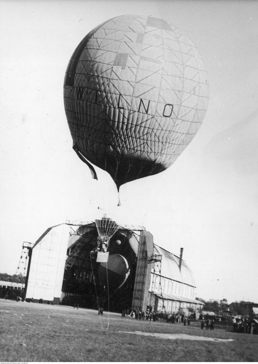 Balon "Wilno" przed toruńską halą sterowcową.