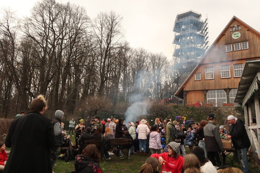 Mieszkańcy Wałbrzycha przywitali wiosnę 2024 przy Harcówce z ogniskiem i kiełbaskami! Zdjęcia