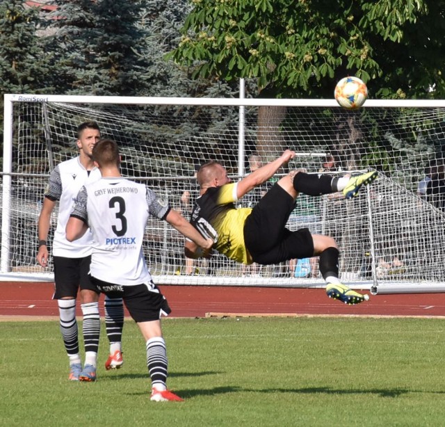 Ostatni mecz sezonu 2022/2023, w którym Pomezania uległa Gryfowi Wejherowo. Strzela Tomasz Grabowski.