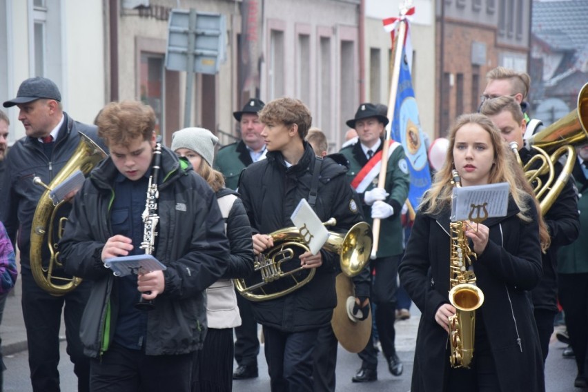 Skarszewy. Biało-czerwona parada ulicami miasta. Mieszkańcy świętują odzyskanie niepodległości przez Polskę ZDJĘCIA