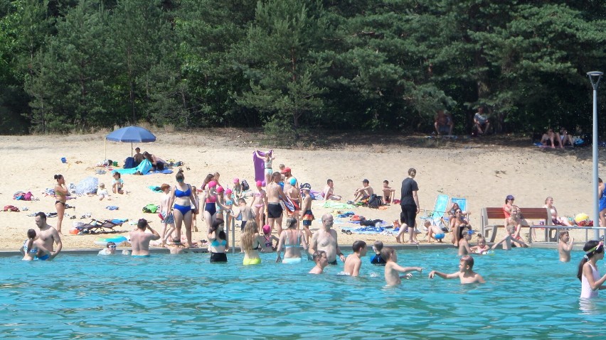 Tłum ludzi na kąpielisku w Żarkach. Nowy basen w upalne dni zachęca do wypoczynku - ZDJĘCIA