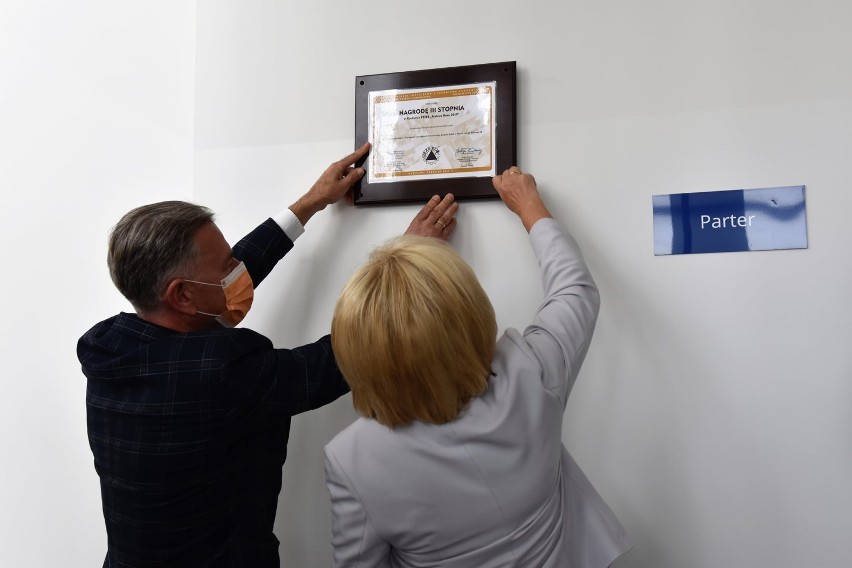Budowa Roku 2019. W Powiatowym Zespole Szkół w Redzie zawisła tablica informująca o nagrodzie| ZDJĘCIA