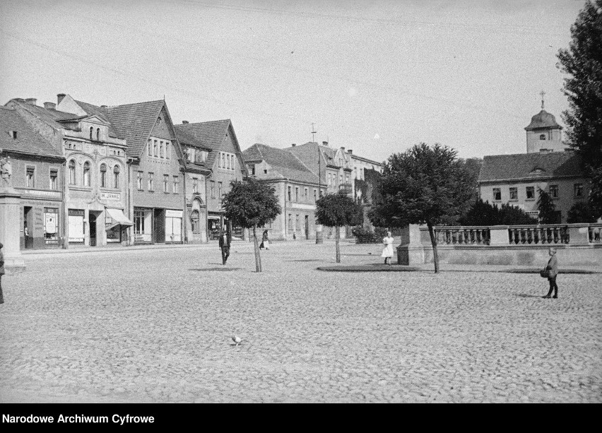 Rynek i ratusz. Widok ludzi na placu, 1934 r.