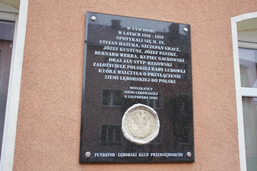 Władze Lęborka zapaliły symboliczne znicze przy popiersiu gen. Sosabowskiego i tablicy Polskiej Rady Ludowej
