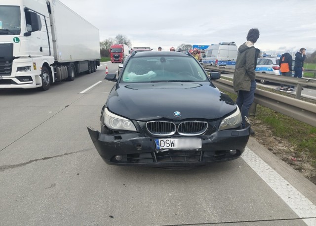 Pięć samochodów osobowych zderzyło się w sobotę 15 kwietnia przed godziną 10:00 na autostradzie A4 przy węźle Kąty Wrocławskie. Jezdnia w kierunku Legnicy jest zablokowana, w kierunku Wrocławia ruch odbywa się jednym pasem.
