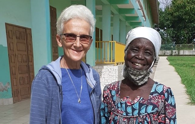 Ewa Gawin już od ponad 30 lat pomaga potrzebującym w Kamerunie.
