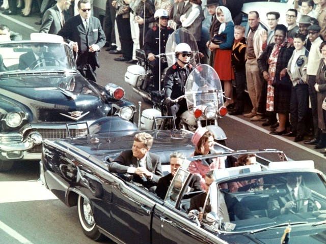 Spośród wielu teorii, które powstały po zamachu, jedna wyróżnia się wyjątkową fabułą - John F. Kennedy zginął, bo znał tajemnice UFO…
