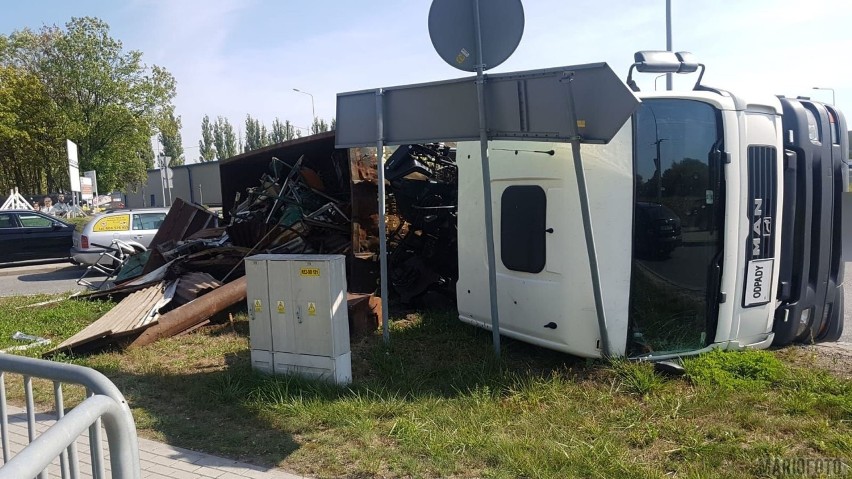 Ciężarówka wioząca złom przewróciła się w Opolu.