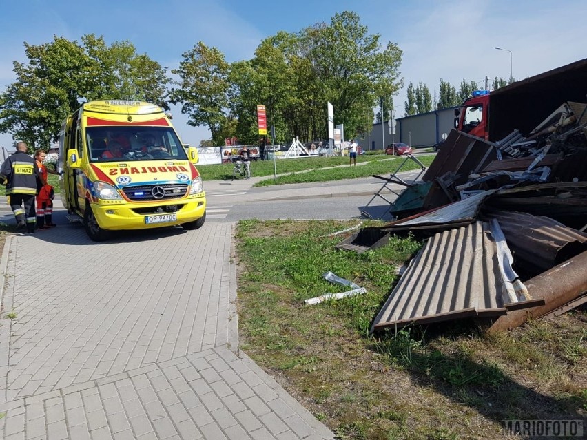 Ciężarówka wioząca złom przewróciła się w Opolu.