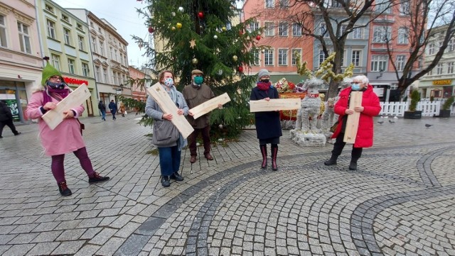 Akcja "Dobro z Natury" na zielonogórskim deptaku. U nas choinki nie trafiają do śmietnika, ale zyskują drugie... artystyczne życie!