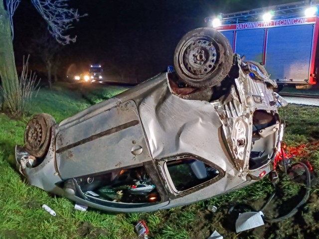 Gmina Czerniejewo. Dachowanie auta w Czeluścinie. Jedna osoba trafiła do szpitala