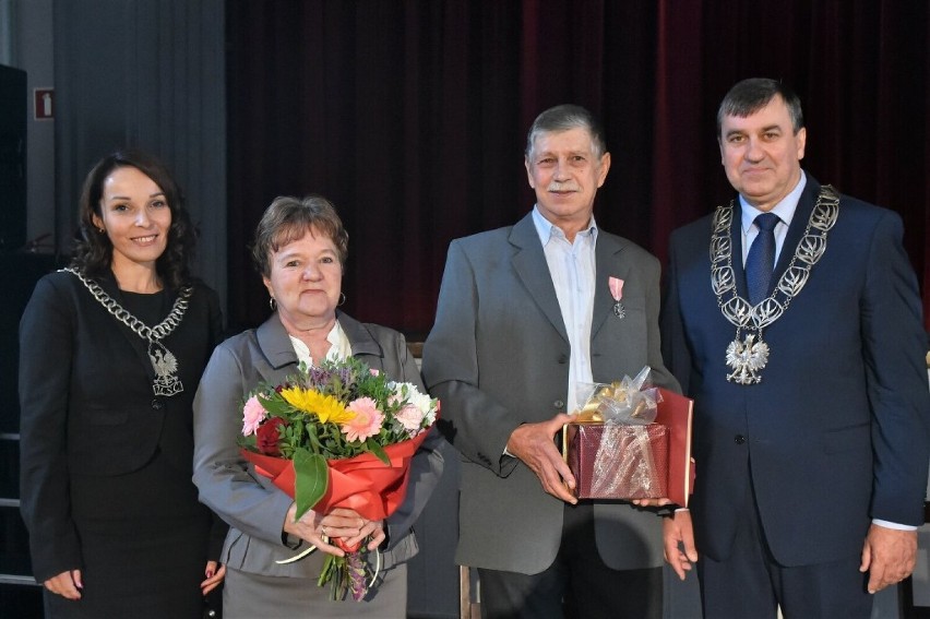 Wyróżnienie na 50-lecie małżeństwa. Cztery pary zostały uhonorowane medalami za „Długoletnie Pożycie Małżeńskie”