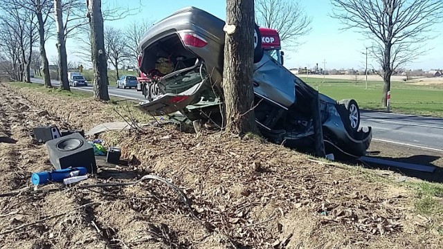 Groźny wypadek miał miejsce dzisiaj ok. godziny 7.30 w miejscowości Brzeźno w powiecie toruńskim. 36-letni kierowca BMW wypadł z drogi i uderzył w drzewo. 

- Kierujący osobowym bmw 36-latek jadąc drogą krajową nr 15 w kierunku Torunia zjechał na przeciwny pas ruchu, po czym uderzył w przydrożne drzewo. Kierowca trafił do szpitala. Policjanci ustalili, że był trzeźwy - informuje mł. asp. Wojciech Chrostowski z toruńskiej policji. 


Flesz - wypadki drogowe. Jak udzielić pierwszej pomocy?

