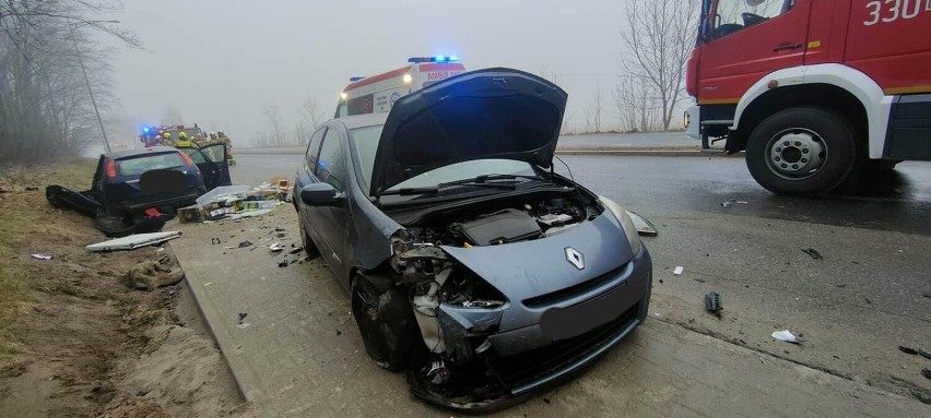 Wypadek w Sobótce. Autobus zderzył się z dwoma samochodami