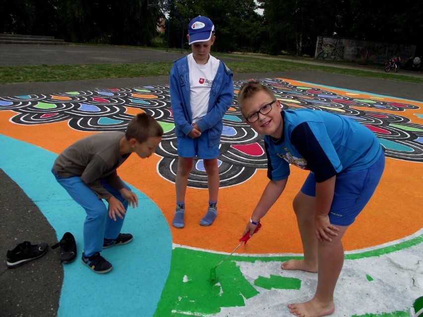 PoMaLoWiSko - pomaluj boisko! Malowali szkolne boisko z artystą sztuki ulicznej Ra Kajol - wtorek 10 lipca
