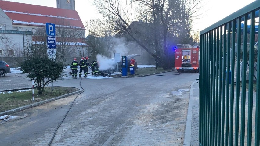 Dwa zastępy strażaków gasiły pożar vana marki Kia na...