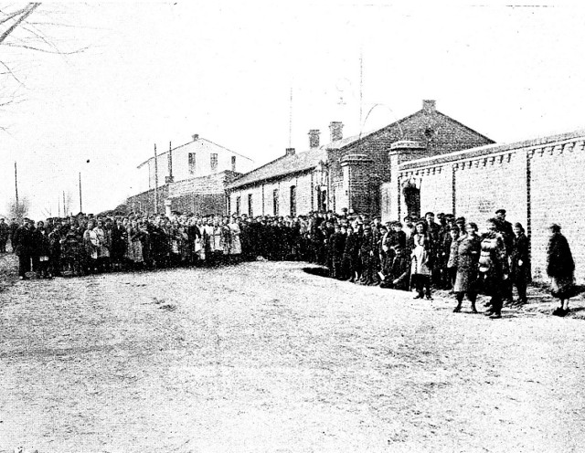 Robotnicy TFSJ przed bramą fabryki. Foto: „Świat” z 23.03.1923 r.