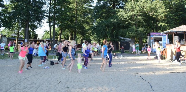 Zumba na plaży w Zieleniewie nad jeziorem Miedwie.