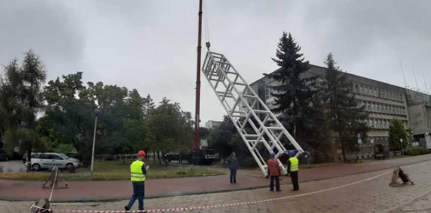 Remont urzędu miasta w Radomsku - montowany jest szyb windy