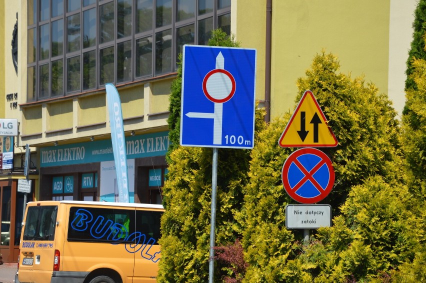 Ulice w centrum Wielunia zamknięte. Wielu kierowców ignoruje znaki ZDJĘCIA, FILM