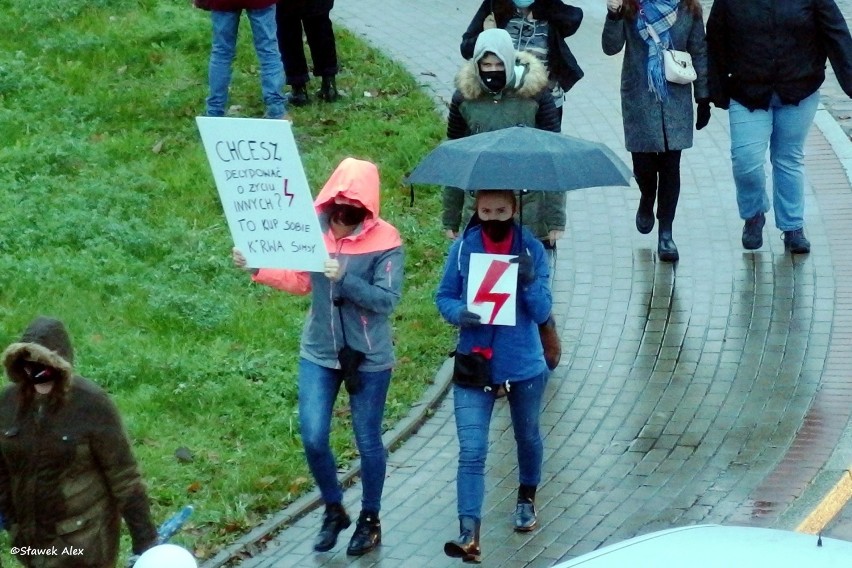 Protest kobiet w Stargardzie. Marsz od Ronda Solidarności przez Rondo Pionierów do ronda w centrum miasta. ZDJĘCIA, WIDEO