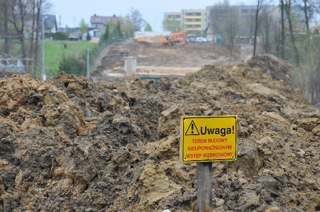 W Skierniewicach trwa budowa nowej drogi i mostu przez rzekę