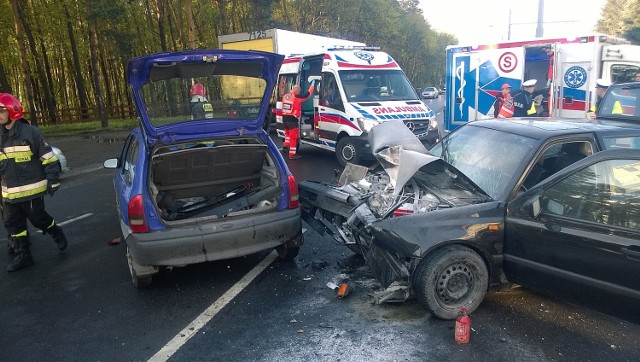 Kolizja dwóch "osobówek" i tramwaju w Grudziądzu. Dwie osoby w szpitalu [zdjęcia]