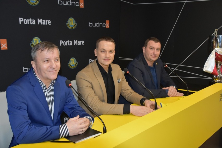 Od lewej: prezes UKS Ukleon Marek Zatylny, trener Budnex...