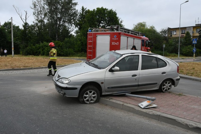 Kielce. Pijany kierowca wywrócił samochód na rondzie przy ulicy Batalionów Chłopskich