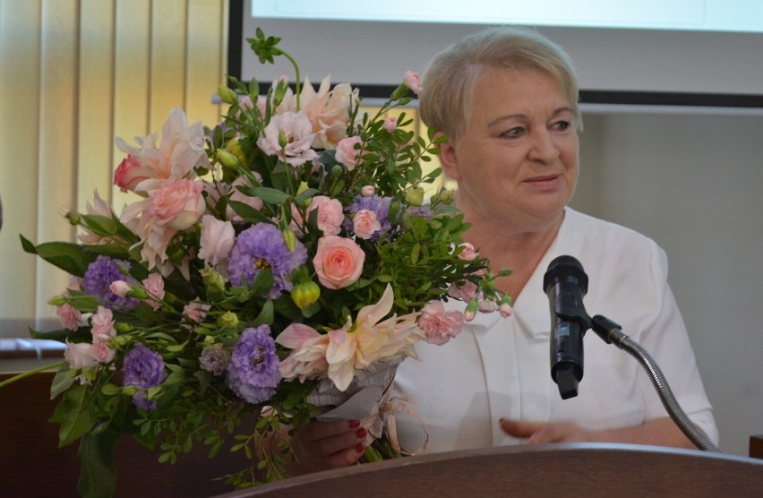 Powiat Radomszczański ma 25 lat! Kwiaty dla Bożeny Sewerynek, radnej sześciu kadencji. ZDJĘCIA