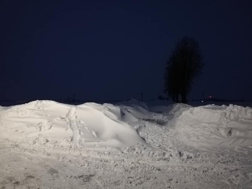 Zasypana śniegiem droga Walawa - Niziny w gm. Orły,...
