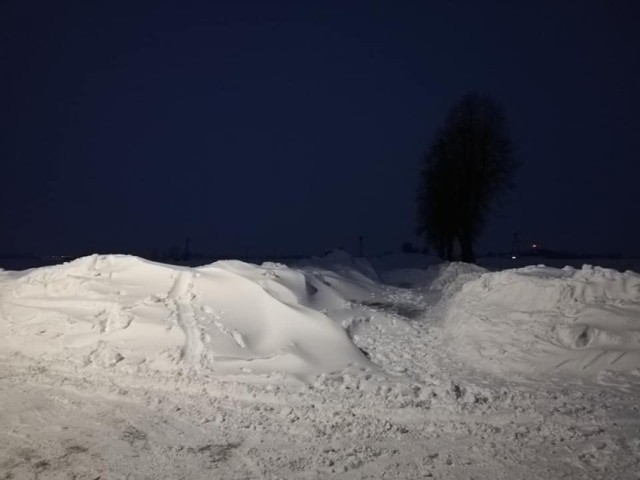 Zasypana śniegiem droga Walawa - Niziny w gm. Orły, niedaleko Przemyśla.
