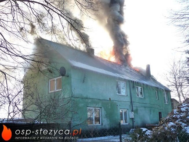 Pożar budynku wielorodzinnego w Zdrębowie pod Stężycą