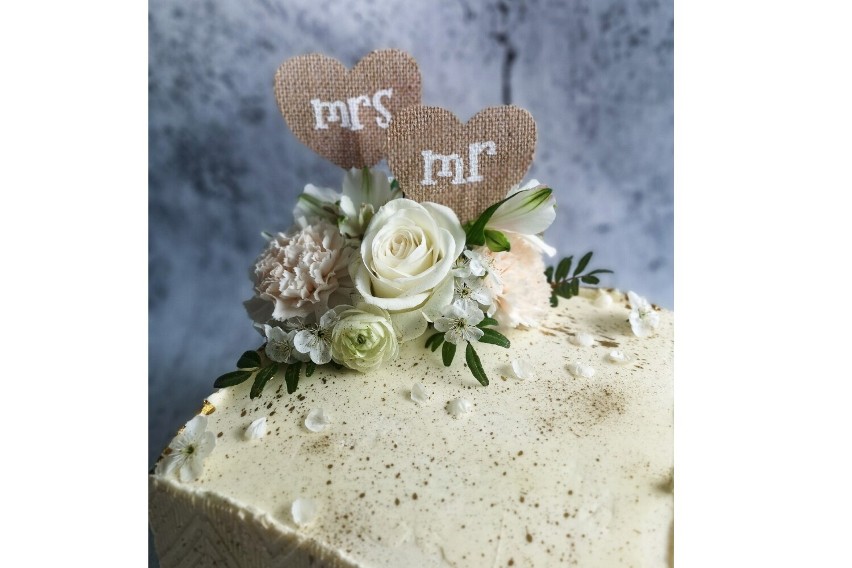 Tort weselny może być ozdobiony topperem z naniesionymi...