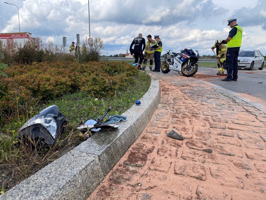 Niebezpieczne popołudnie na opolskich drogach. Motocyklista wjechał w bariery, a kierująca osobówką w budynek kościoła