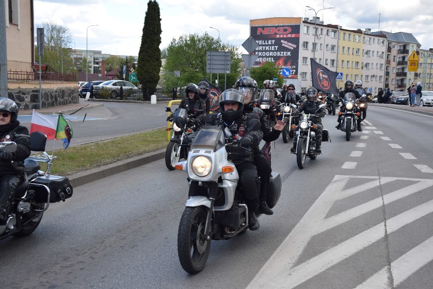 Parada motocykli ulicami Miastka. Ponad 600 maszyn przyjechało na rozpoczęcie sezonu motocyklowego (WIDEO, FOTO)