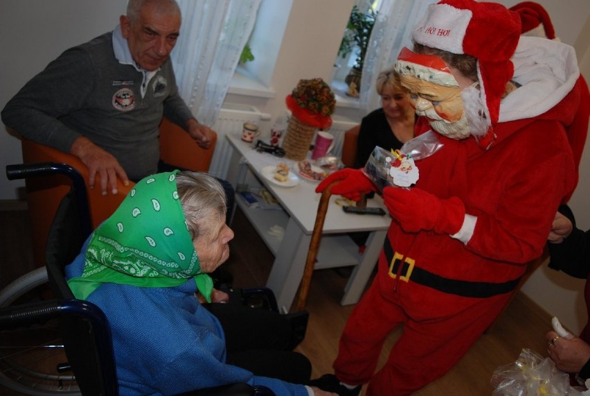 Góra. Święty Mikołaj pamiętał nie tylko o dzieciach. Odwiedził też seniorów z górowskiego ośrodka pobytu osób starszych [ZDJĘCIA]