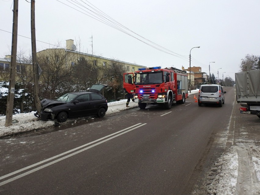 Seat uderzył w słup. W środku 6 uczniów Rolnika, w tym jeden w bagażniku. Jechali do Biedronki zrobić żart