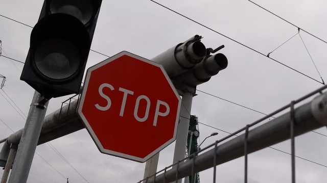 Naziemne fragmenty rur zostały zdemontowane w ciągu dnia. W nocy z soboty na niedzielę ściągnięta zostanie konstrukcja, która znajduje się nad ul. Walczaka. 
Zobaczcie jak w sobotę po południu wyglądało zaawansowanie robót i jak rury prezentowały się jeszcze kilka miesięcy temu.