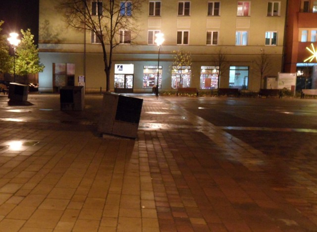Kostki poezji nocą na placu Baczyńskiego w Tychach