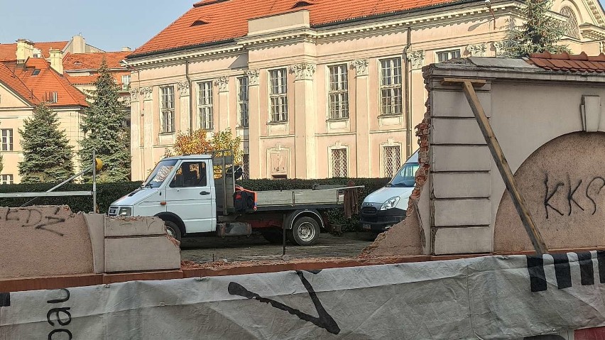 Akademia Kaliska remontuje zabytkowy mur otaczający siedzibę dawnego banku. ZDJĘCIA