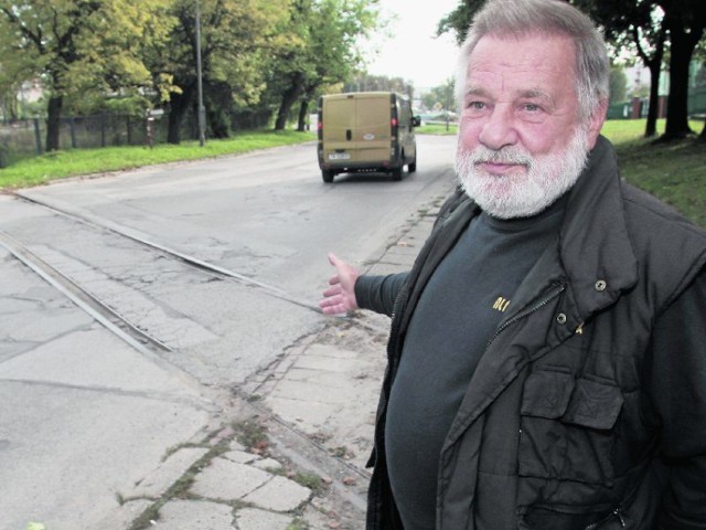 Zbigniew Szymański jest oburzony tym, że ciągle słyszy puste obietnice usunięcia torów na ulicy Mielczarskiego w Kielcach.