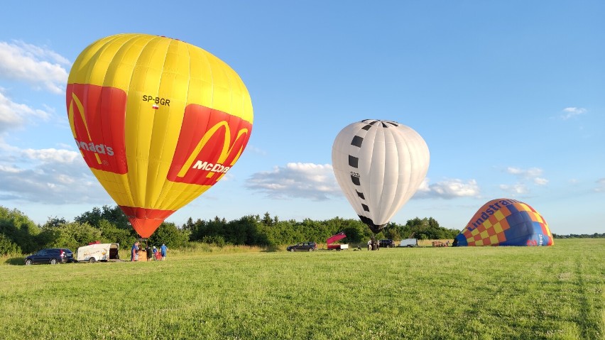 III Balonowy Fly Fest Piotrków 2022. Kolorowe balony wystartowały na lotnisku i przeleciały nad miastem. ZDJĘCIA