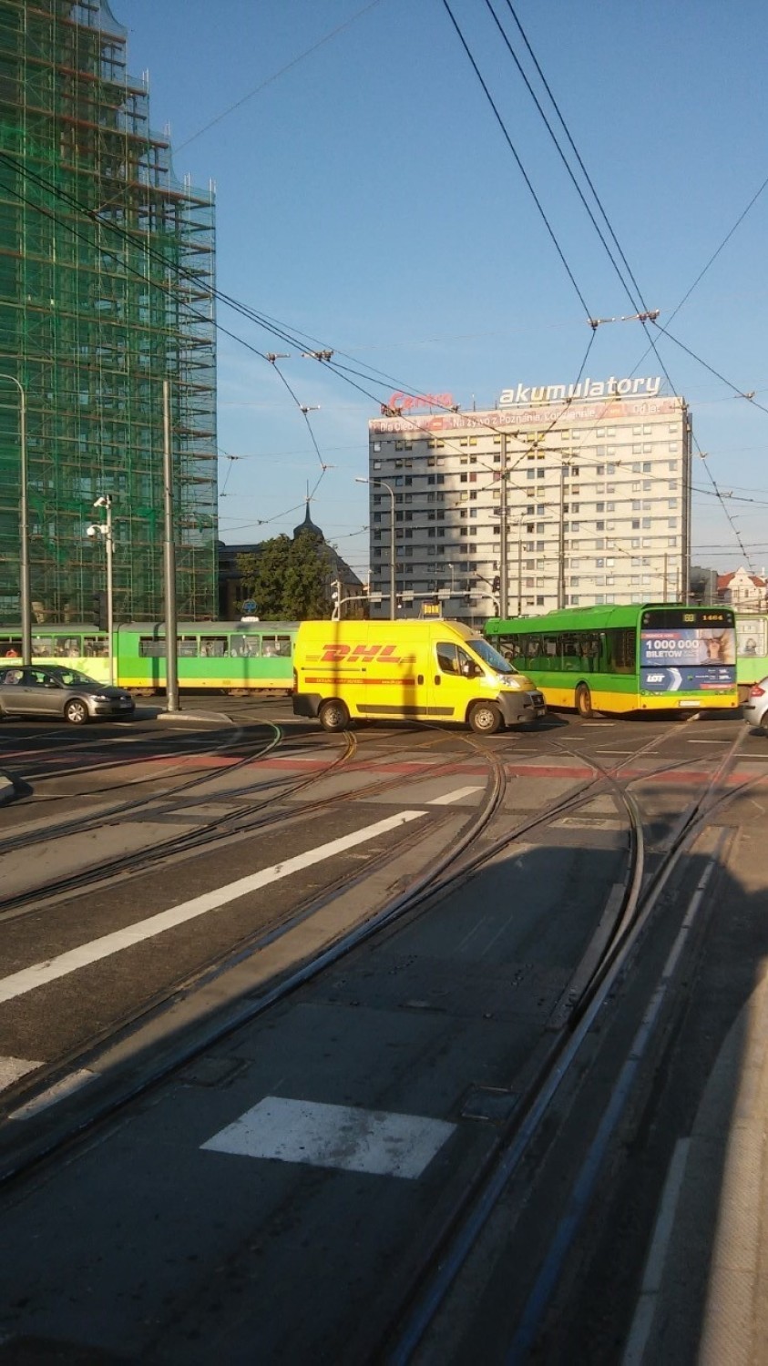 Kaponiera: Autobus MPK wjechał w słup