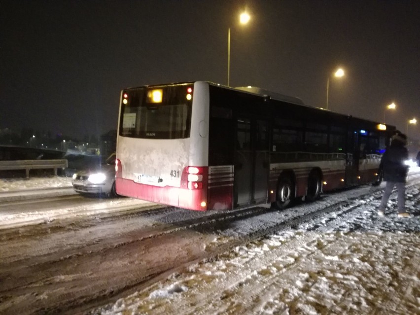 Zima w Opolu. Śnieg paraliżuje miasto, kierowcy jeżdżą wolniej, Opole zakorkowane