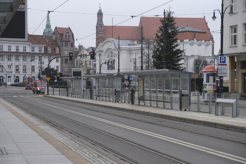 Od maja nie ma pasażerów oraz autobusów i tramwajów w węźle...